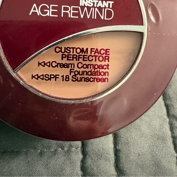 MAYBELLINE INSTANT AGE REWIND CREAM COMPACT FOUNDATION CREAMY NATURAL LIGHT-5. - Picture 6 of 6